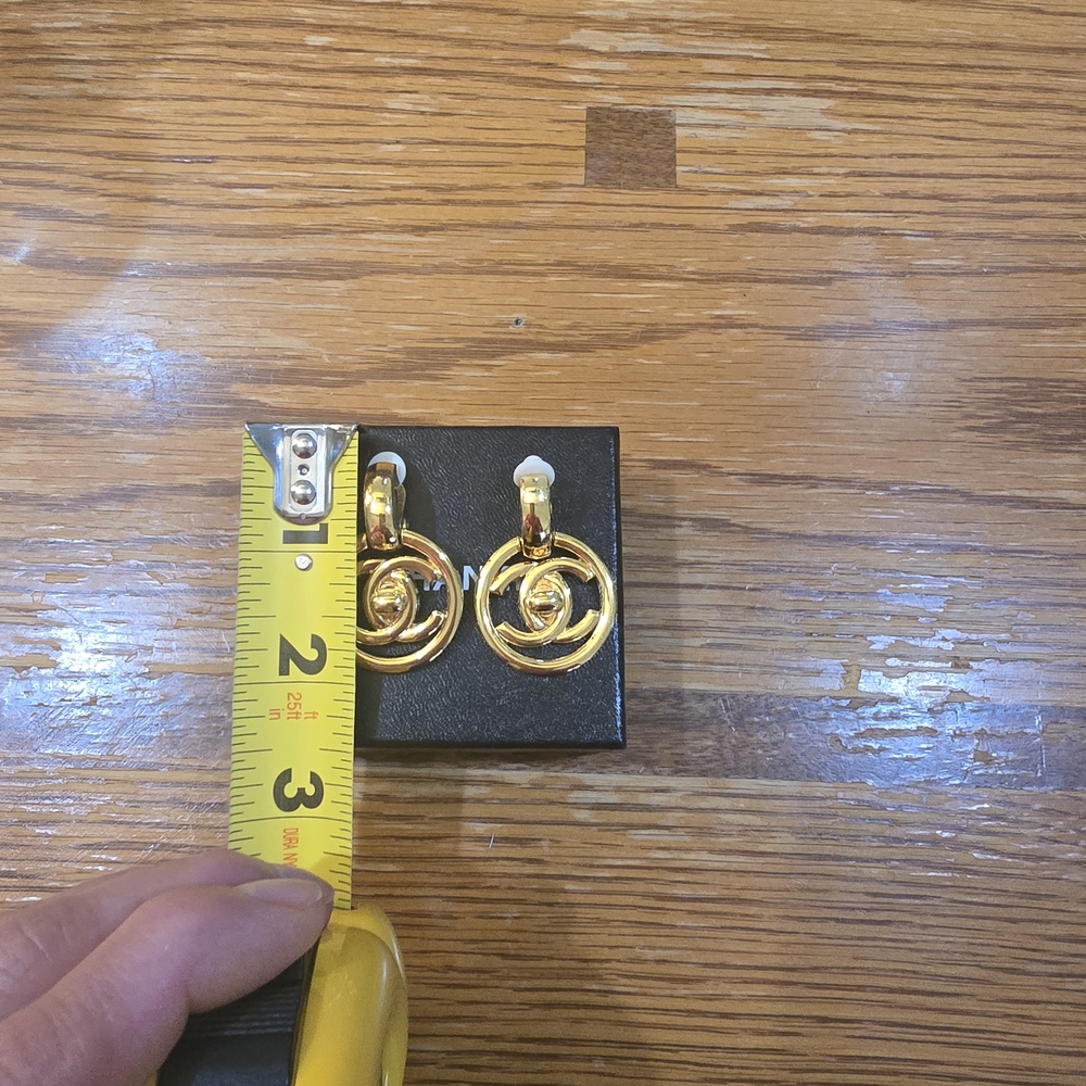 CHANEL Gold Interlocking Earrings - Picture 5 of 6